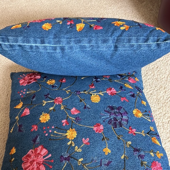 Set of 2 embroidered accent pillows - Picture 4 of 4